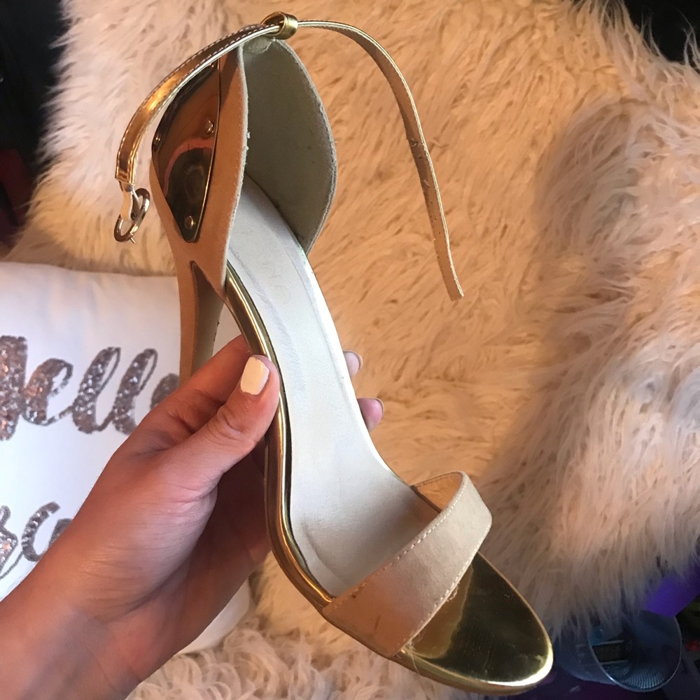 Nude/Gold Pumps